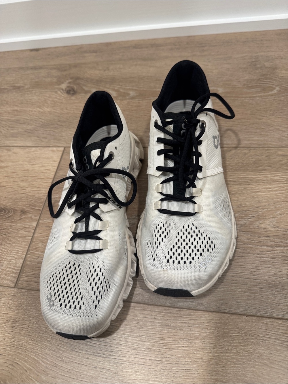On Running White and Black Women's Sneakers 7.5